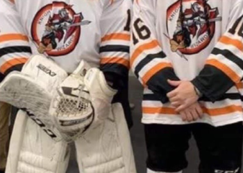 Un adolescente de West Warwick vuelve a jugar al hockey tras un grave accidente