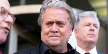 Sentencian a Steve Bannon a 4 meses de prisión por desacato al Congreso