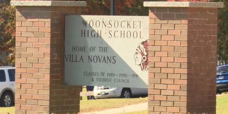 2 escuelas de Woonsocket cerradas por olor a gas natural