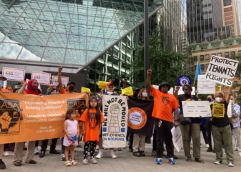 Reporte confirma que 17,000 inquilinos en NY enfrentan casos de desalojo sin abogados