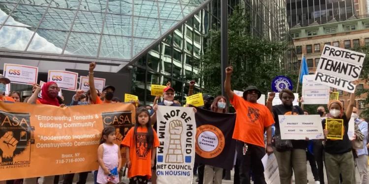 Reporte confirma que 17,000 inquilinos en NY enfrentan casos de desalojo sin abogados