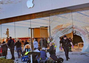 Conductor del accidente mortal en la tienda de Apple de Mass. en libertad bajo fianza