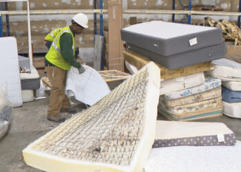 Los almacenes de reciclaje ofrecen una alternativa a los vertederos para los colchones viejos