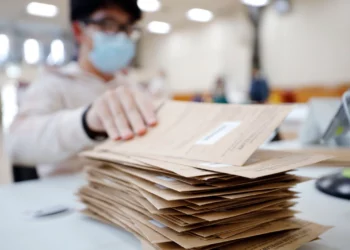 Los votantes aprueban el ‘impuesto millonario’ y las licencias para inmigrantes