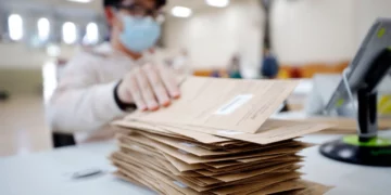 Los votantes aprueban el ‘impuesto millonario’ y las licencias para inmigrantes