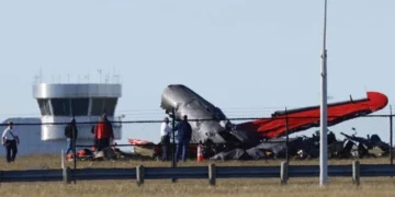 6 muertos tras la colisión de aviones en la feria aérea de Dallas