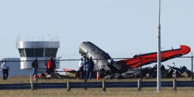 6 muertos tras la colisión de aviones en la feria aérea de Dallas