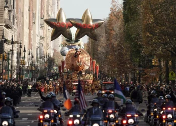 Los personajes de los globos de alto vuelo protagonizan el desfile de Acción de Gracias