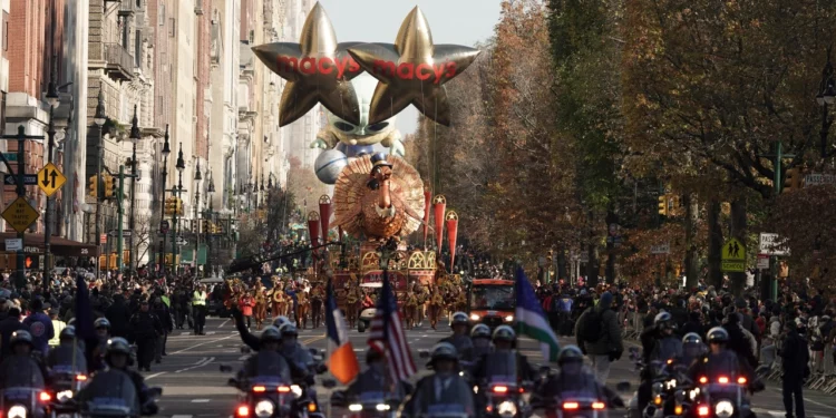 Los personajes de los globos de alto vuelo protagonizan el desfile de Acción de Gracias