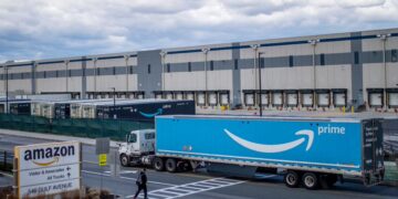 Evacuaron almacén Amazon en Nueva York por pelea violenta entre trabajadores