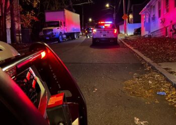 Un hombre muere de un disparo mientras conducía en Providence