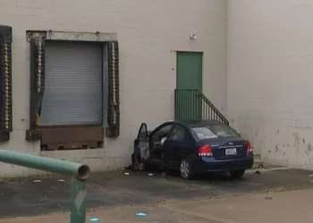 Conductor herido tras chocar su coche contra un muelle de carga