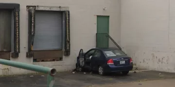 Conductor herido tras chocar su coche contra un muelle de carga