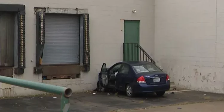 Conductor herido tras chocar su coche contra un muelle de carga