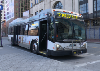 RIPTA presenta un programa piloto de autobuses sin tarifa para residentes con bajos ingresos