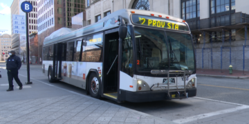 RIPTA presenta un programa piloto de autobuses sin tarifa para residentes con bajos ingresos