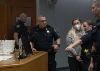 Una madre se enfrenta a cargos por conducir bajo los efectos del alcohol tras un accidente