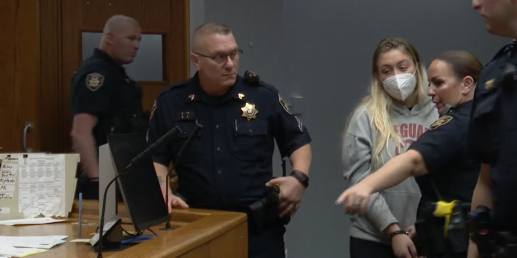 Una madre se enfrenta a cargos por conducir bajo los efectos del alcohol tras un accidente