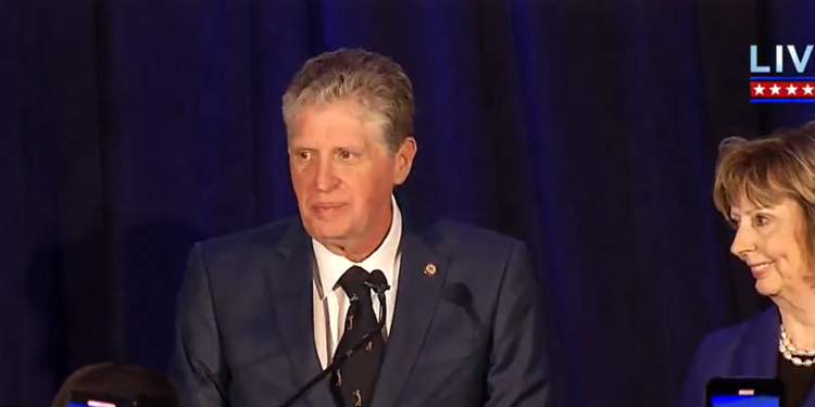 McKee gana su primer mandato completo como gobernador de RI