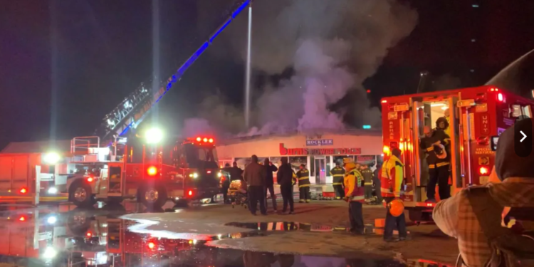 Se produce un incendio de 5 alarmas en el centro comercial de Fall River