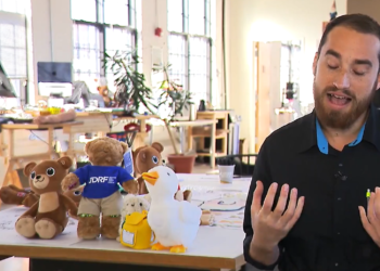 Una empresa de Providence fabrica juguetes especiales para niños con enfermedades