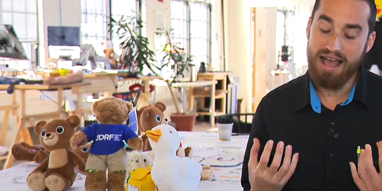 Una empresa de Providence fabrica juguetes especiales para niños con enfermedades