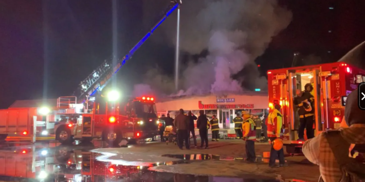 Un incendio masivo destruye una tienda de herramientas eléctricas en Fall River