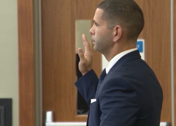 Absuelven a un policía de Providence de un cargo de agresión