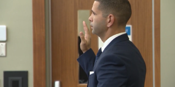 Absuelven a un policía de Providence de un cargo de agresión