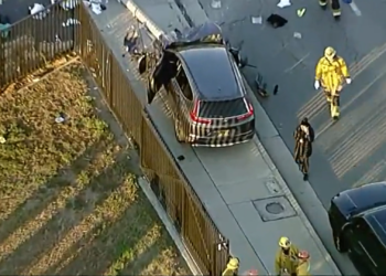 Un vehículo atropella a 25 reclutas de la academia del sheriff del condado de Los Ángeles en su huida