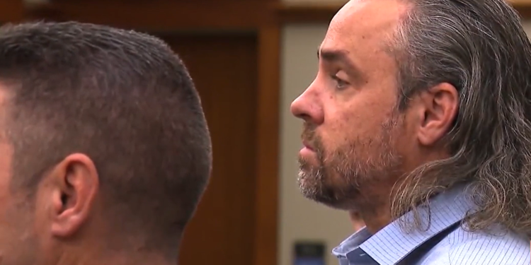 Ordenan detener al entrenador de la NBA acusado de violación