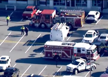 Un muerto tras estrellarse un coche contra una tienda de Apple en Massachusetts