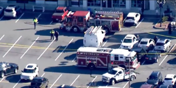 Un muerto tras estrellarse un coche contra una tienda de Apple en Massachusetts