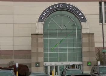 2 centros comerciales locales buscan arreglar su estilo 