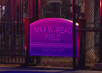 Agente de Pawtucket atropellado y arrastrado por un coche durante un altercado