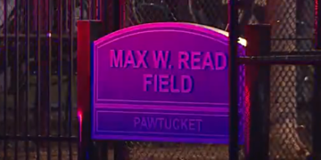 Agente de Pawtucket atropellado y arrastrado por un coche durante un altercado