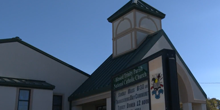 La parroquia de Fall River sirve comida de Acción de Gracias a su comunidad