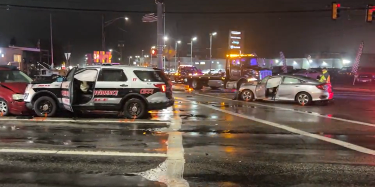 Coche de la policía de East Providence se ve involucrado en un accidente