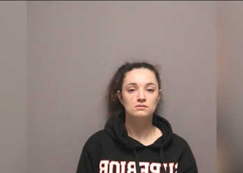 Una mujer de Warwick se enfrenta a cargos tras un acuchillamiento