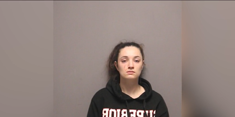 Una mujer de Warwick se enfrenta a cargos tras un acuchillamiento