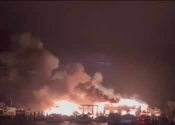 Se produce un incendio de 4 alarmas en el puerto deportivo de Mystic