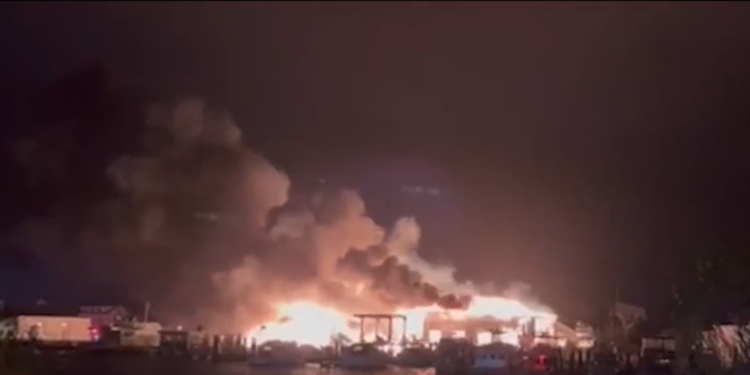 Se produce un incendio de 4 alarmas en el puerto deportivo de Mystic