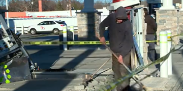 Un conductor choca contra un surtidor de gasolina en Attleboro