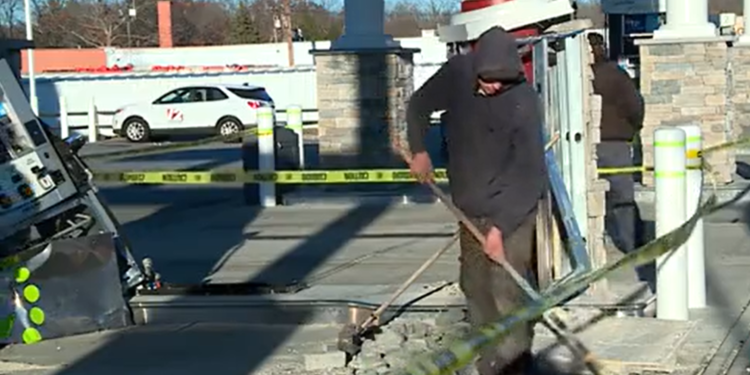 Un conductor choca contra un surtidor de gasolina en Attleboro