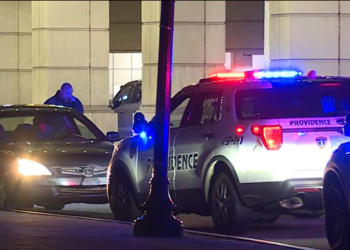 Un hombre roba un coche con un niño de 3 años dentro
