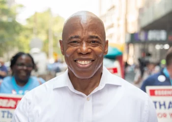 Eric Adams advierte a los demócratas sobre la “actitud equivocada”