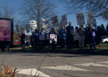 Las enfermeras de Fátima realizan un piquete informativo en medio de las negociaciones del contrato