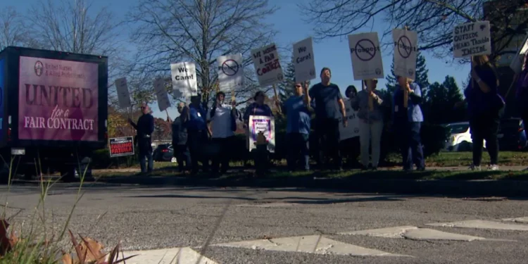 Las enfermeras de Fátima realizan un piquete informativo en medio de las negociaciones del contrato