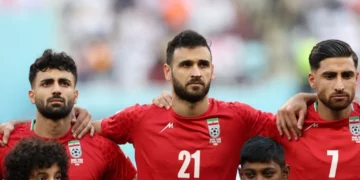 Los jugadores de Irán guardan silencio mientras suena su himno en Qatar