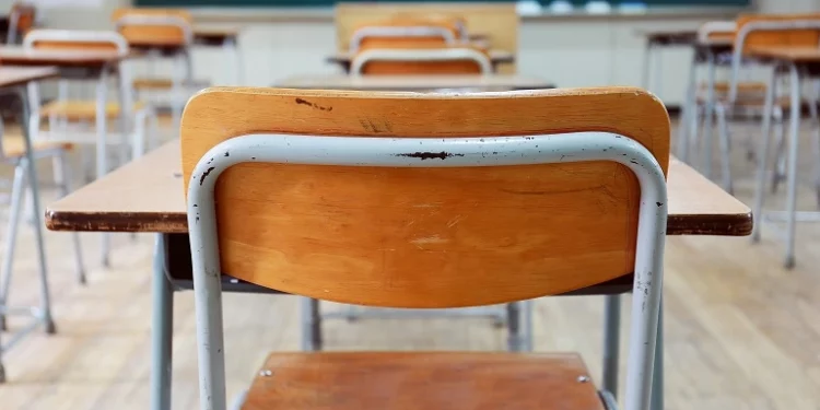 Profesor de una escuela de Fall River acusado de enviar mensajes «inapropiados» a un alumno